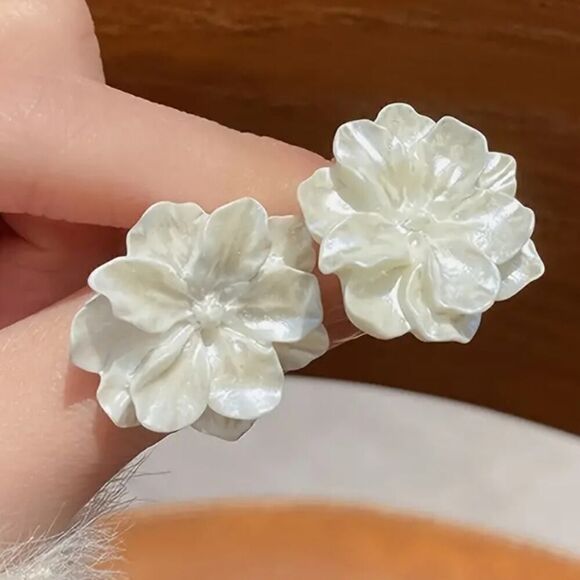 White Flower Stud Earrings Timeless Simple Style Ear Piercing Jewelry - Picture 6 of 7
